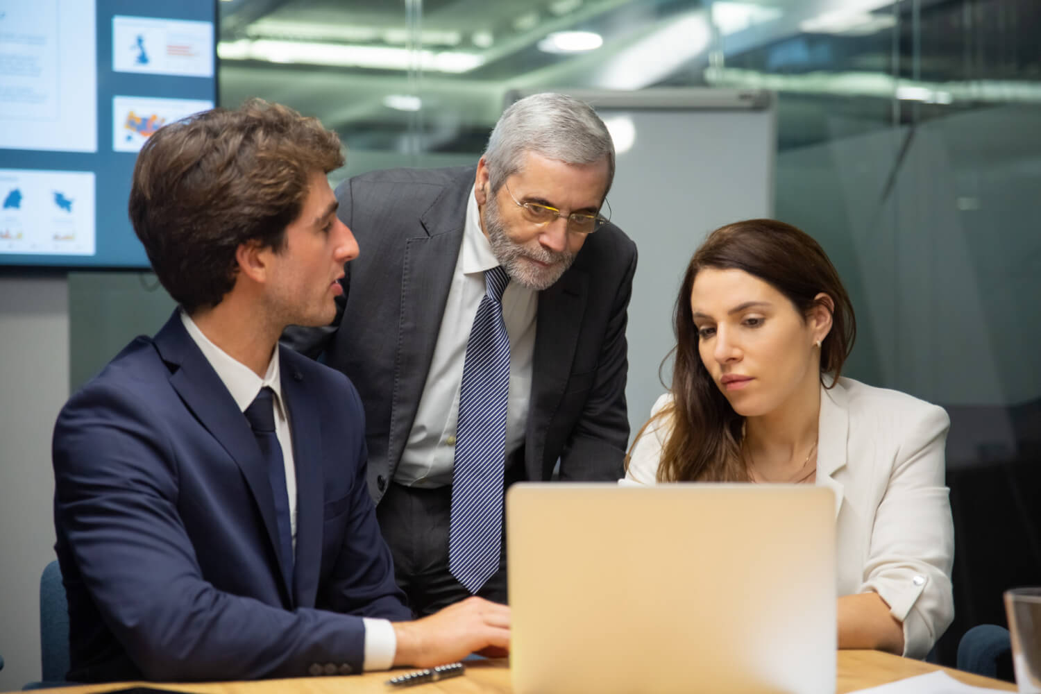 Empleado en oficina recibiendo formación sobre protección de datos
