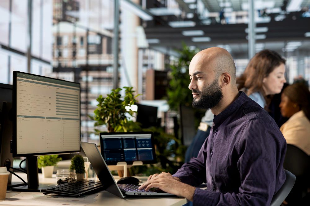 Tècnic d'empresa de ciberseguretat a Lleida configurant firewall per a pime local