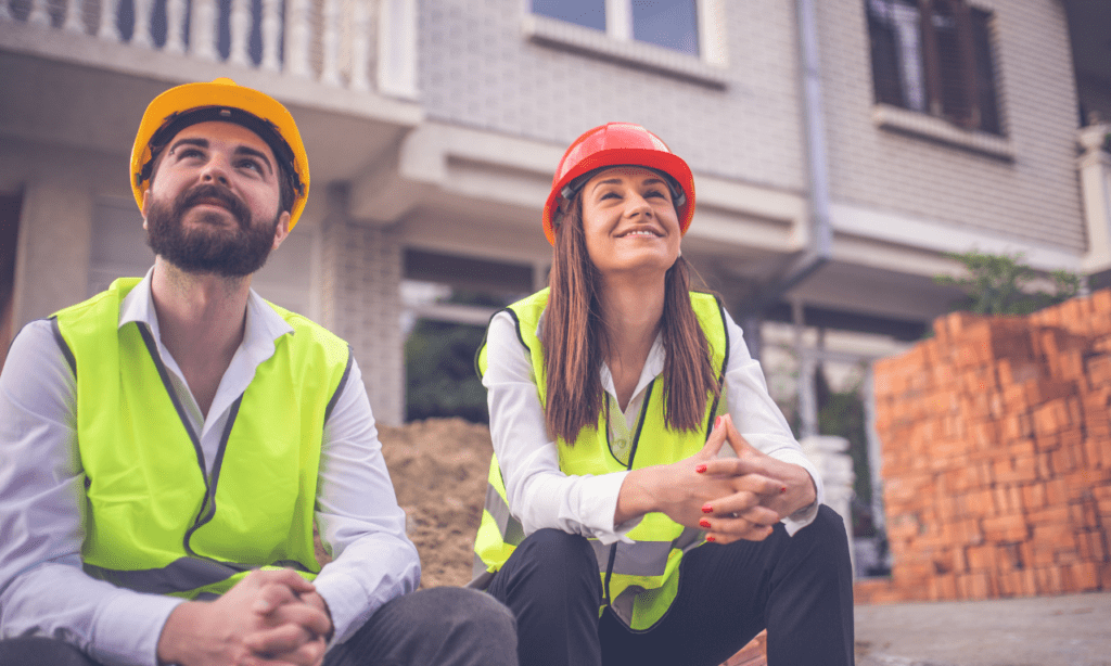 Dos trabajadores en la obra, en la que un buen plan de Igualdad para empresas les hará sentir más seguros y confiados.